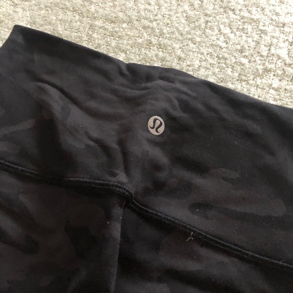 Black camo Lululemon Wunder under crop - Picture 5 of 6